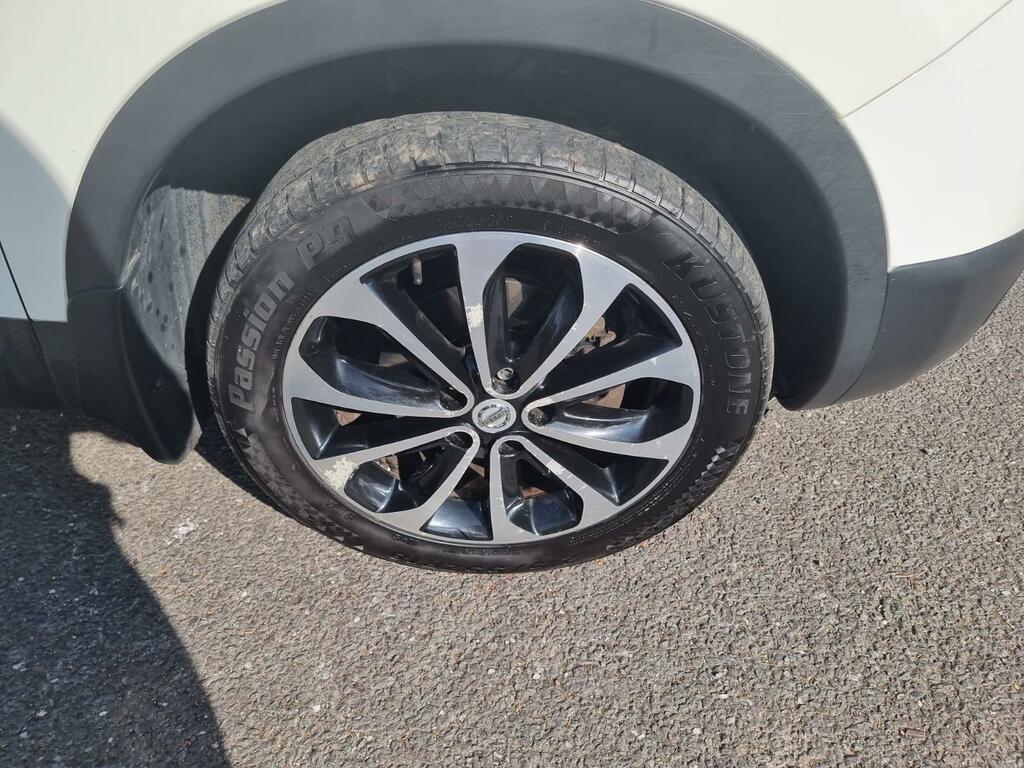 Nissan Qashqai Hatchback White #33