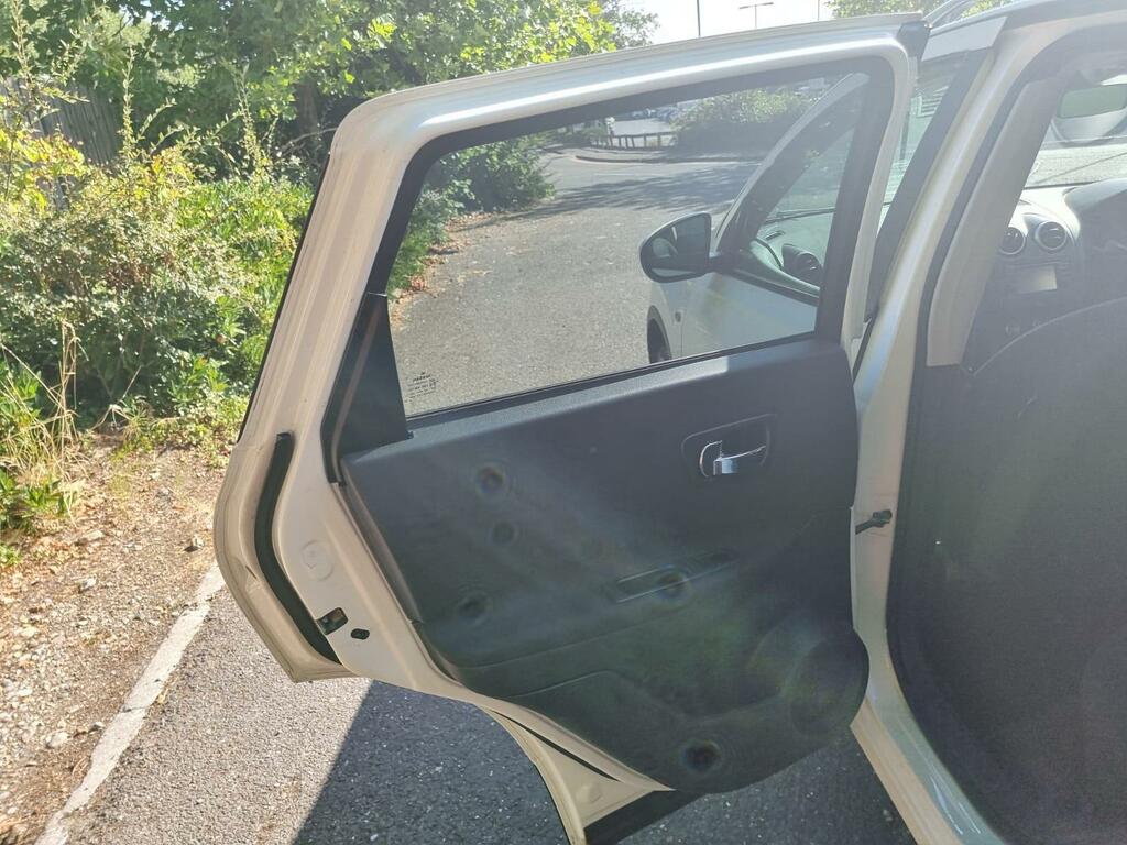 Nissan Qashqai Hatchback White #45