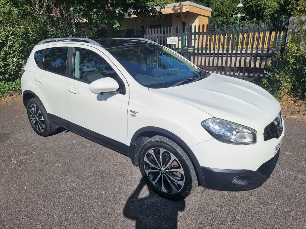 Nissan Qashqai Hatchback White #1