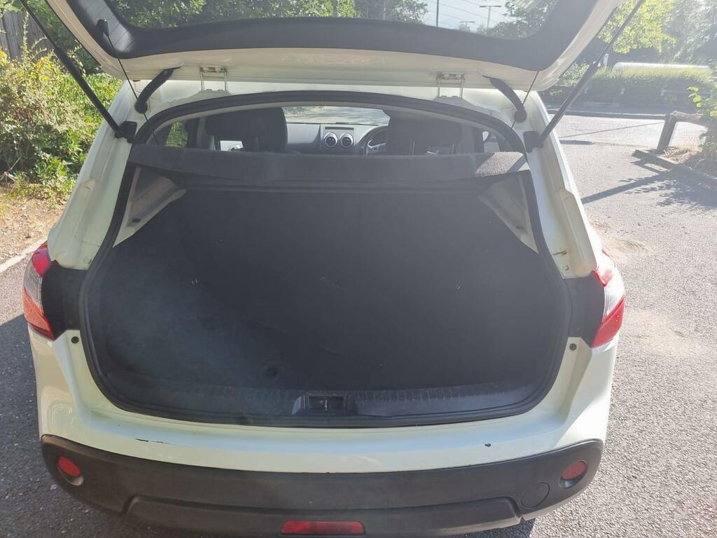 Nissan Qashqai Hatchback White #39