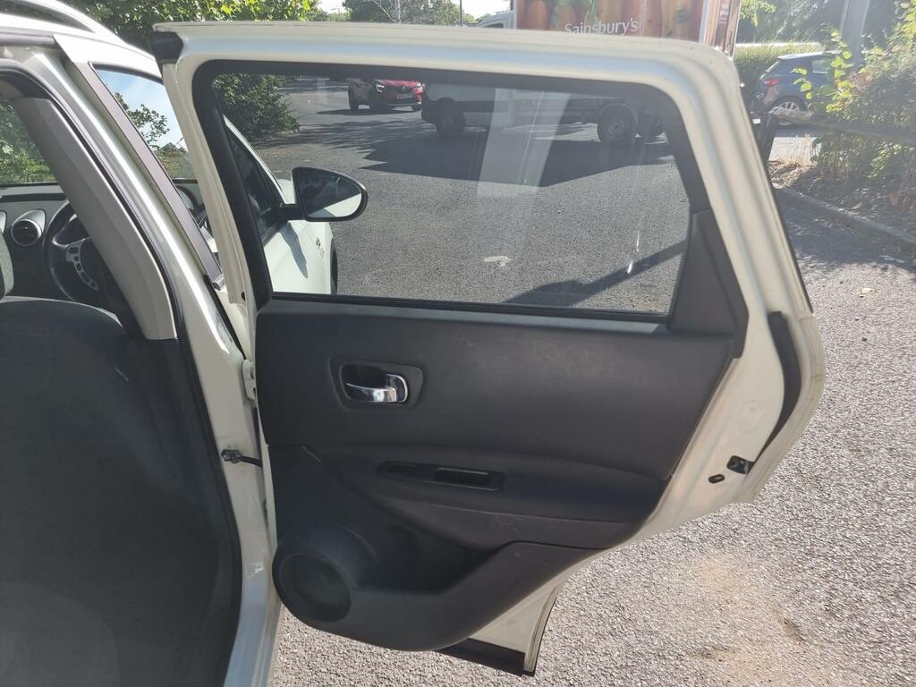 Nissan Qashqai Hatchback White #31