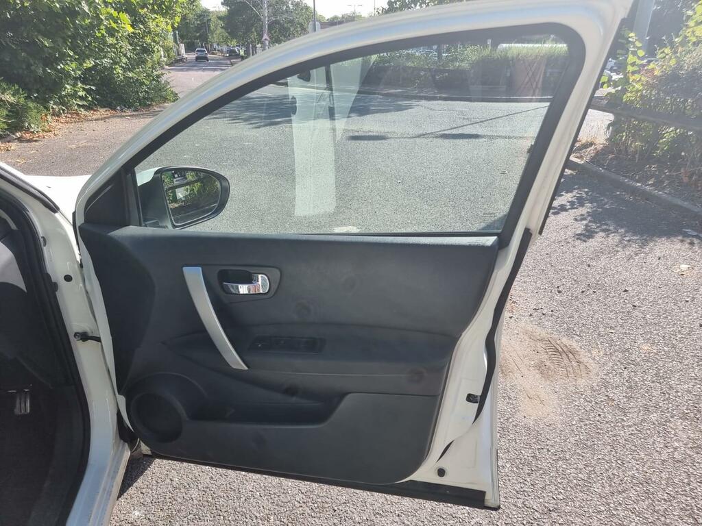 Nissan Qashqai Hatchback White #32