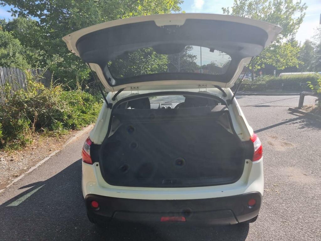 Nissan Qashqai Hatchback White #38