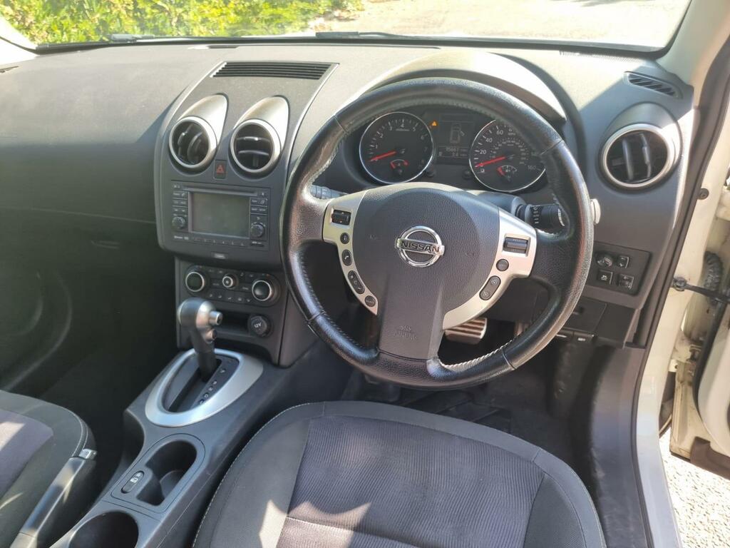 Nissan Qashqai Hatchback White #40