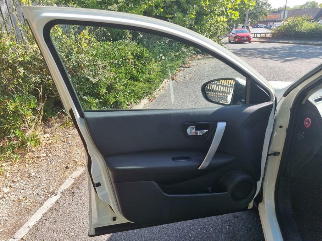 Nissan Qashqai Hatchback White #30