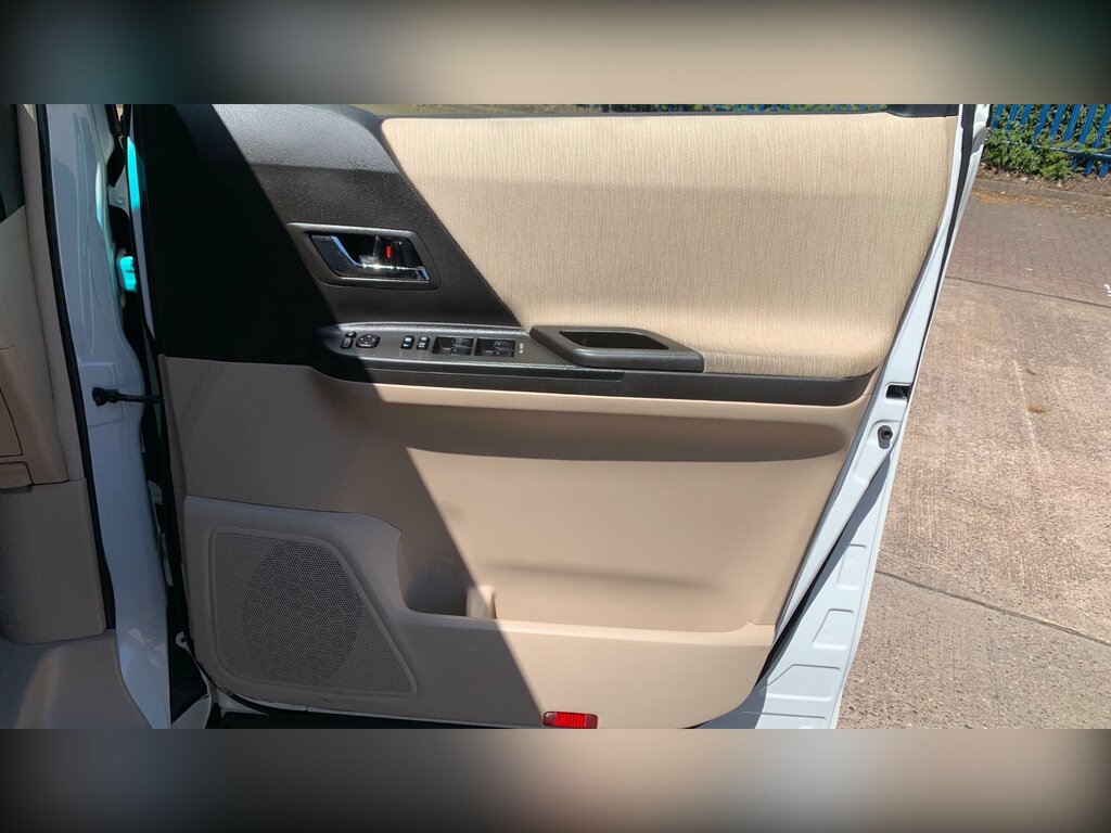 Toyota Vellfire Auto White #42