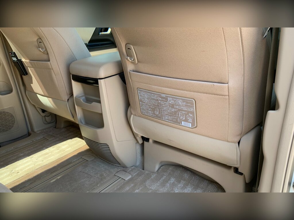 Toyota Vellfire Auto White #31