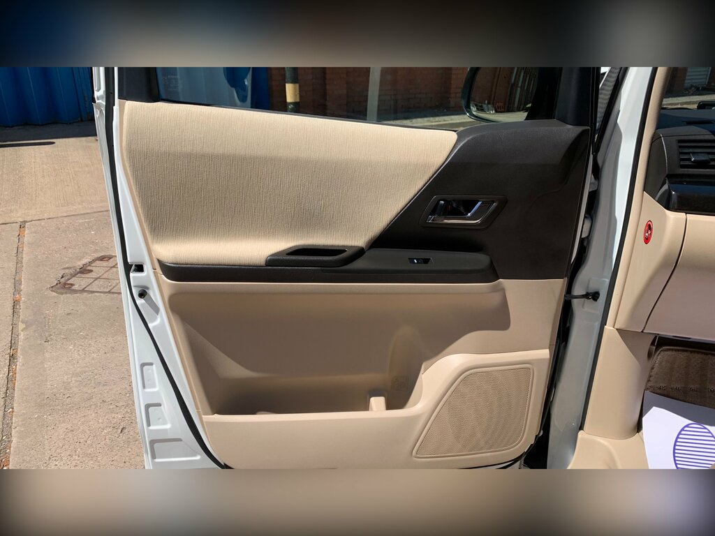 Toyota Vellfire Auto White #58