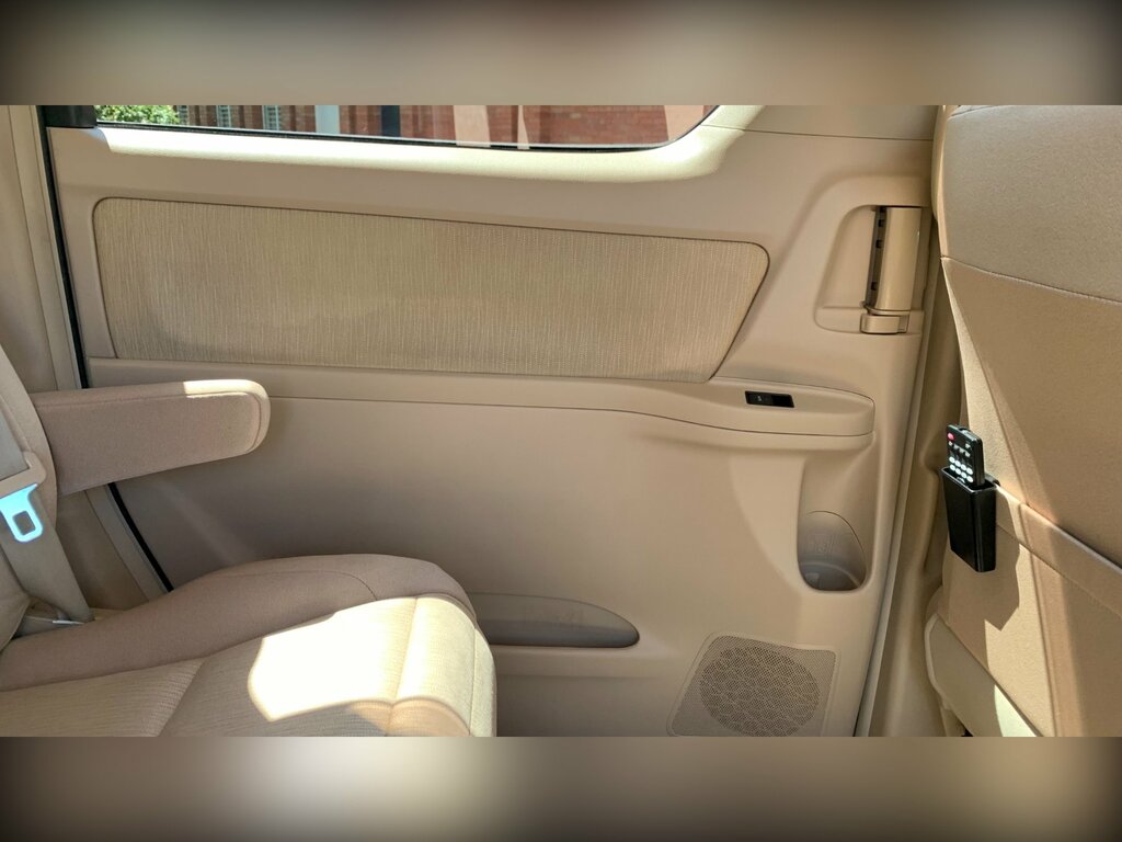 Toyota Vellfire Auto White #40