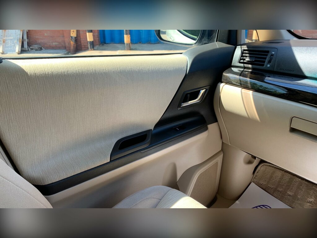 Toyota Vellfire Auto White #74