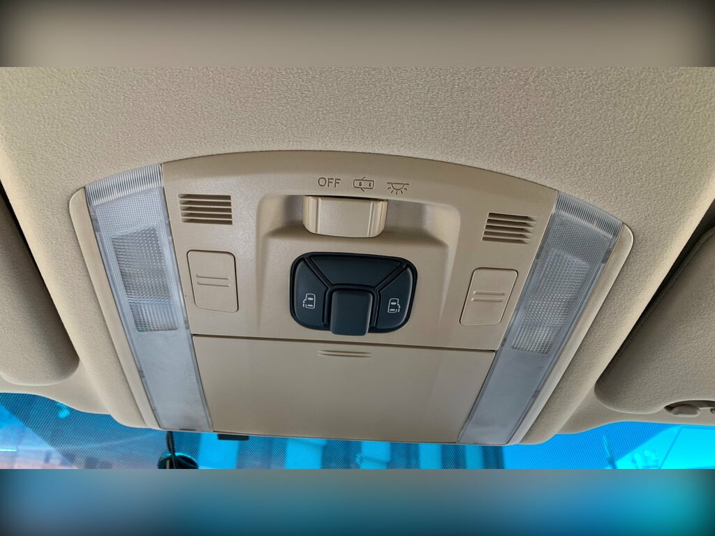 Toyota Vellfire Auto White #71