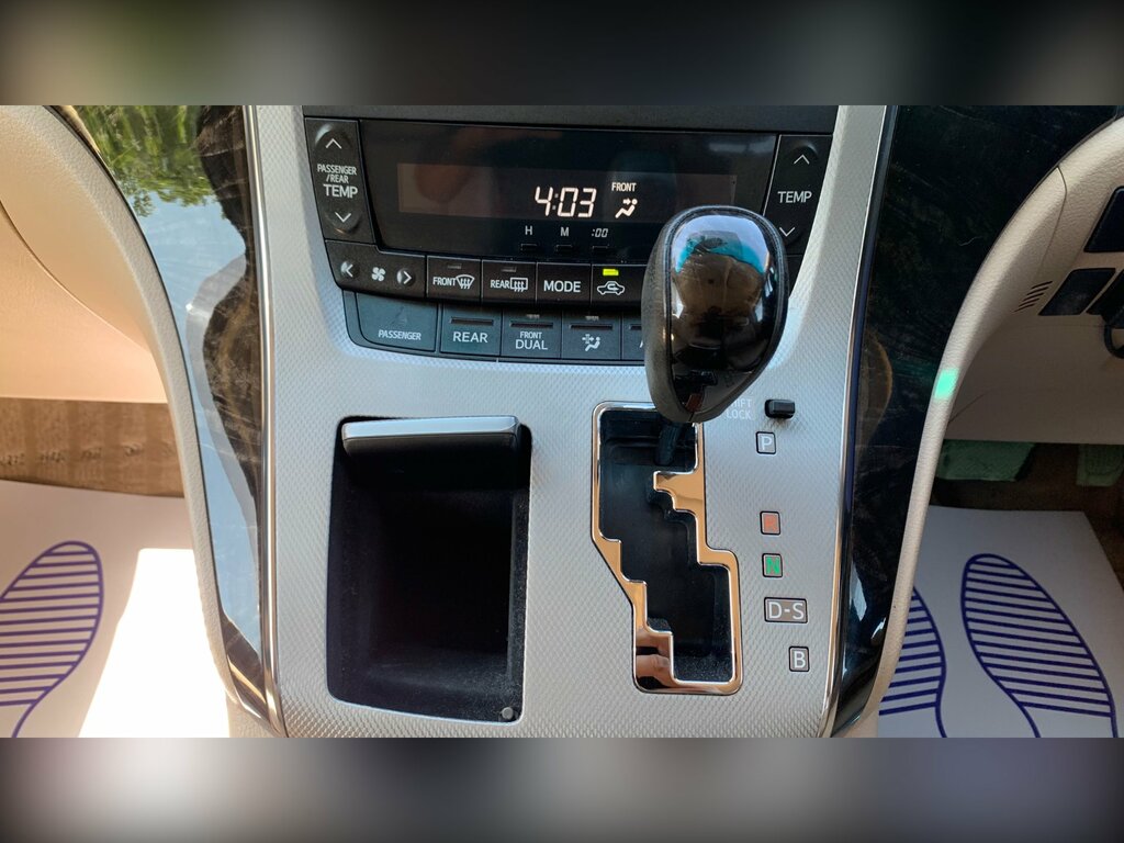 Toyota Vellfire Auto White #67