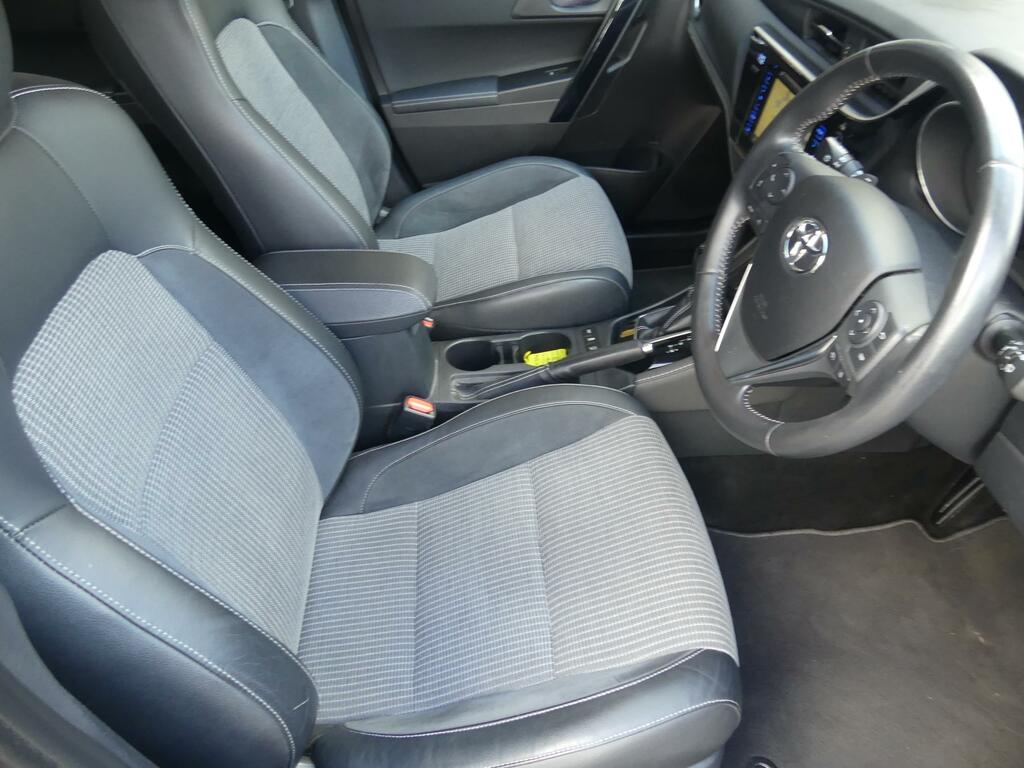 Toyota Auris Hatchback 1.6 D-4d Business Edition Euro 6 Ss 5 Red #18