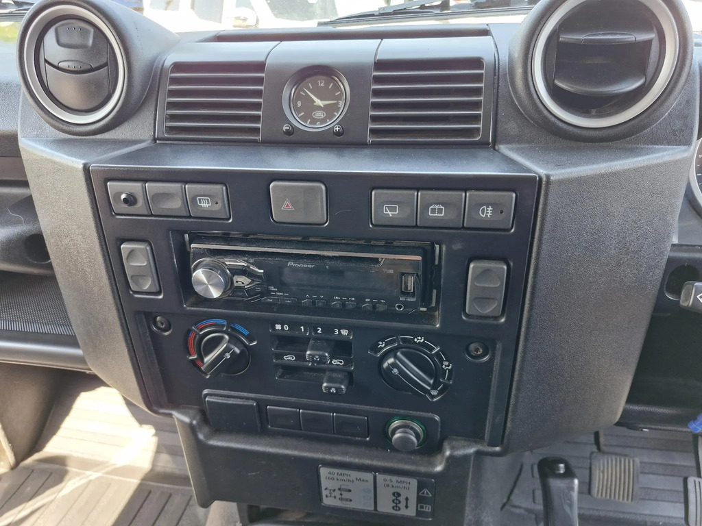 Land Rover Defender 90 County Silver #7