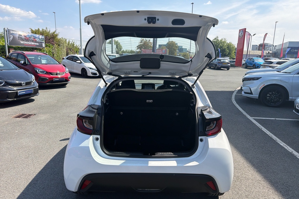 Toyota Yaris Design White #14
