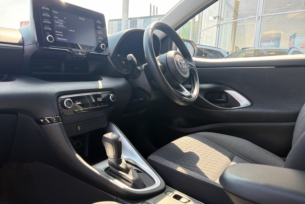 Toyota Yaris 1.5 Hybrid Icon Cvt Nav White #2