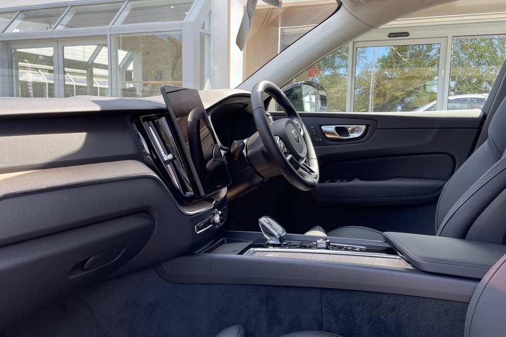 Volvo XC60 Plus White #2