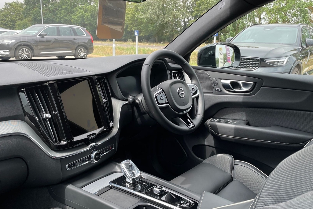 Volvo XC60 Plus Black Edition YE25CYC Black #2
