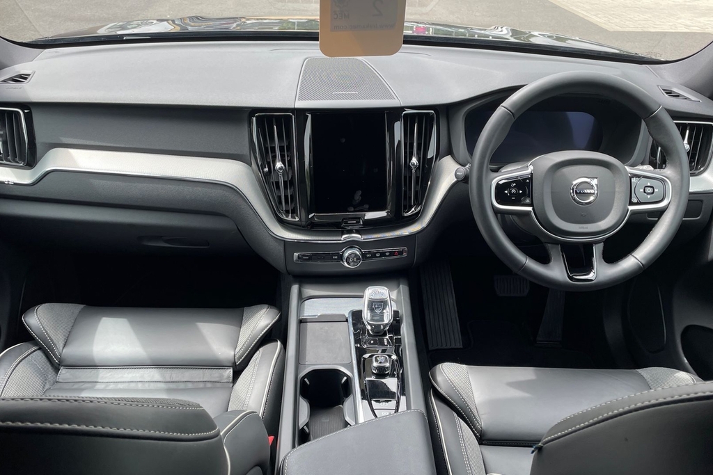 Volvo XC60 Plus Black Edition YE25CYC Black #6