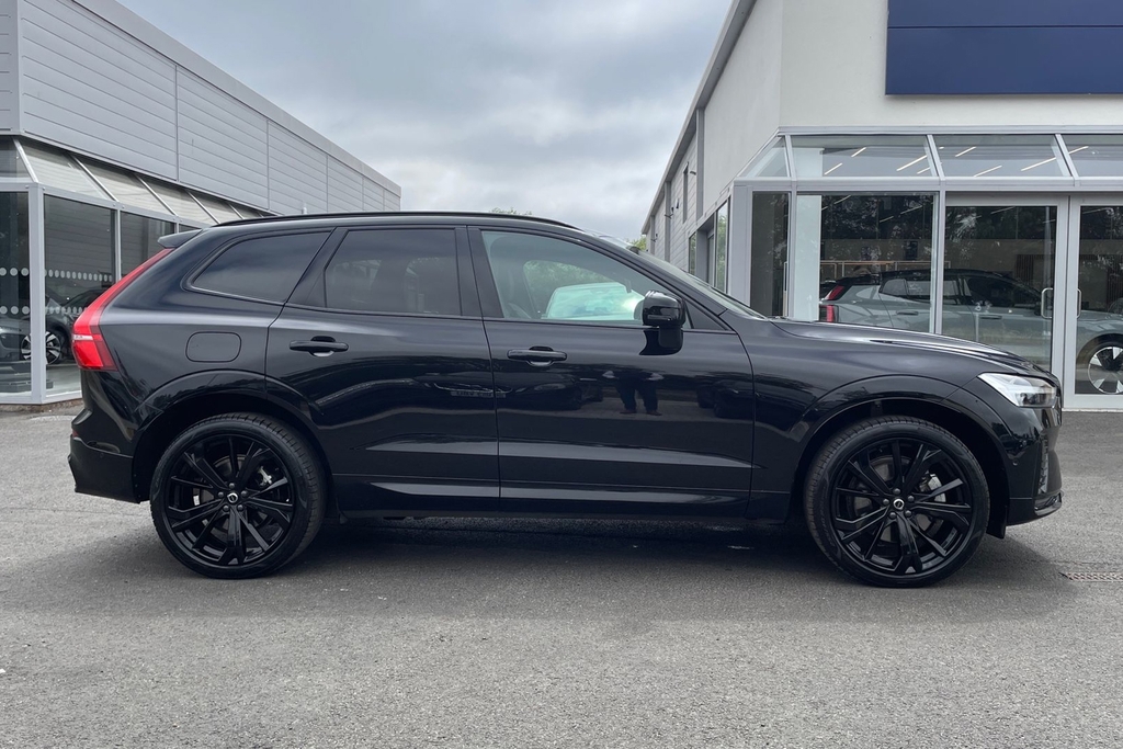 Volvo XC60 Plus Black Edition YE25CYC Black #4
