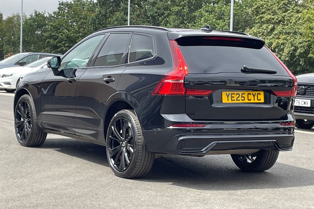 Volvo XC60 Plus Black Edition YE25CYC Black #3
