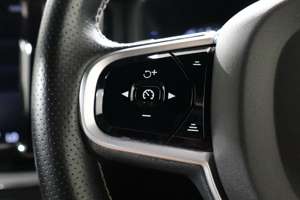 Volvo XC60 T5awd Momentum - Rear Park Camera, Leather Seats Black #17
