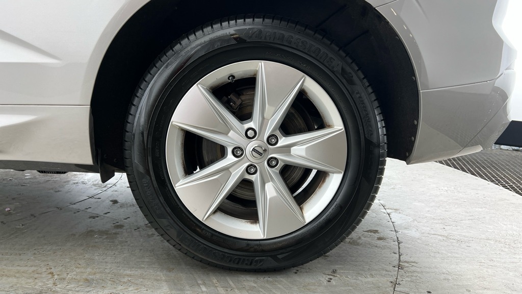 Volvo XC60 Momentum Silver #4