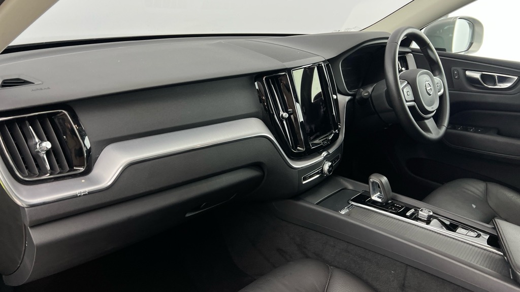 Volvo XC60 Momentum Silver #6