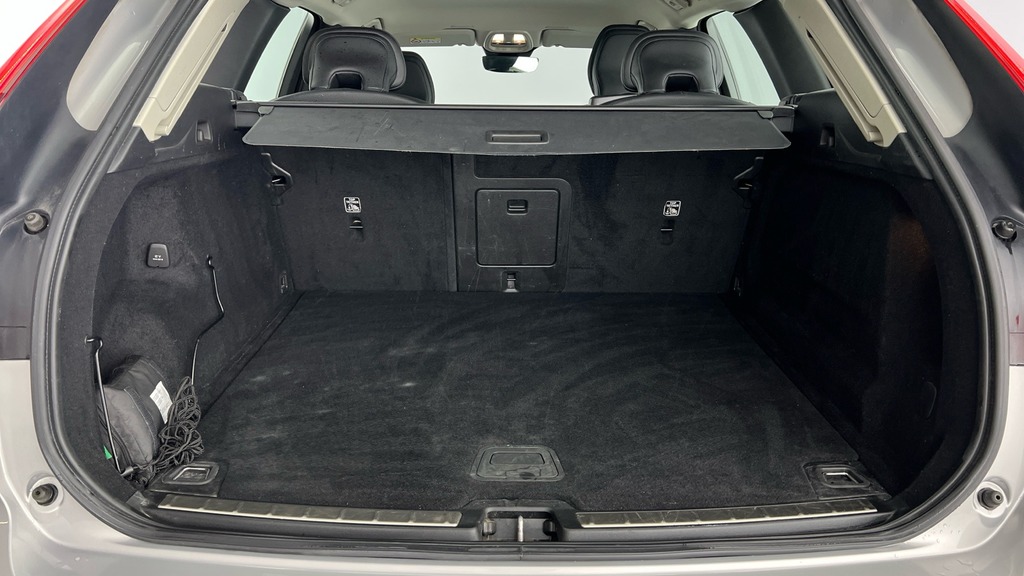 Volvo XC60 Momentum Silver #5
