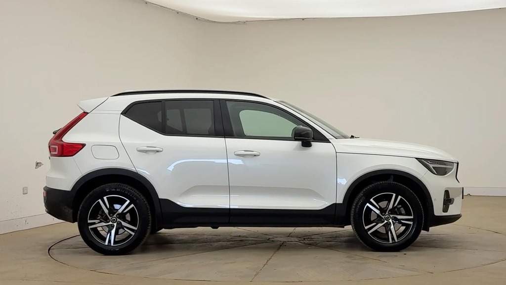 Volvo XC40 Plus White #2