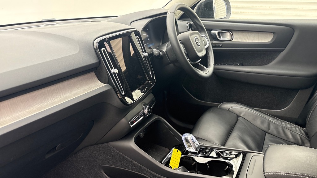 Volvo XC40 Plus White #6
