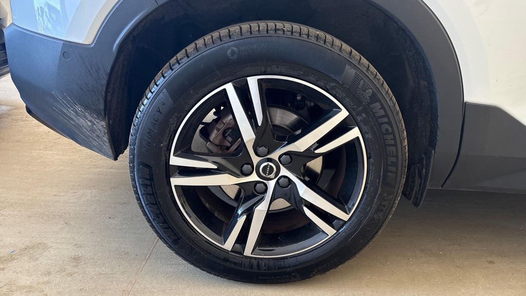 Volvo XC40 Plus White #4