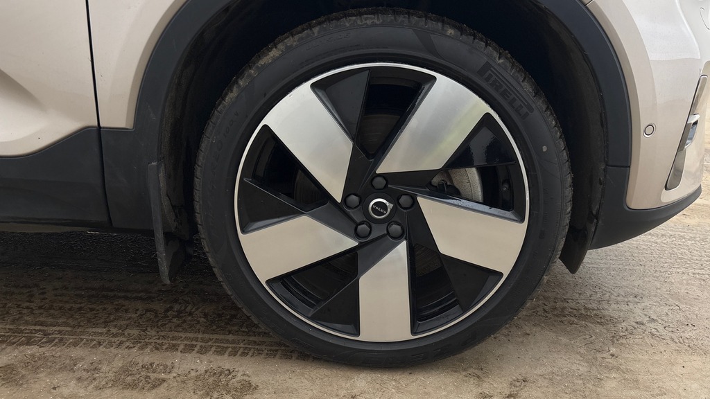 Volvo XC40 Ultimate Gold #4