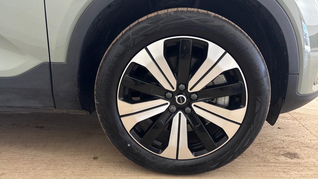 Volvo XC40 Plus Green #4
