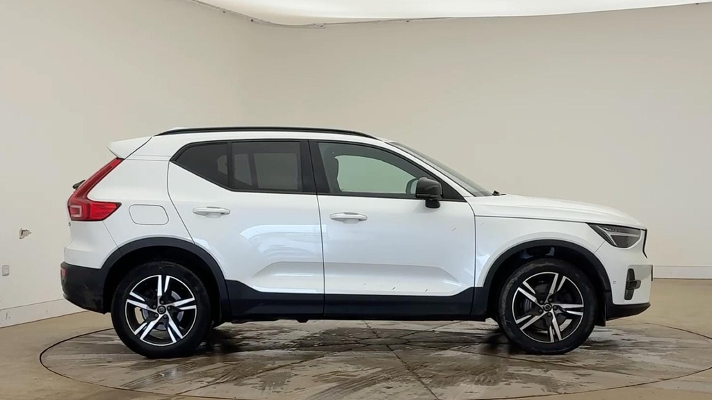 Volvo XC40 Plus Dark CF73EFT White #2
