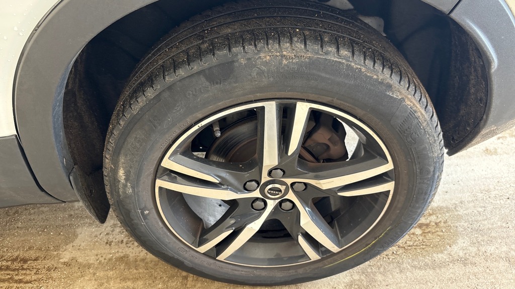 Volvo XC40 Plus Dark CF73EFT White #4