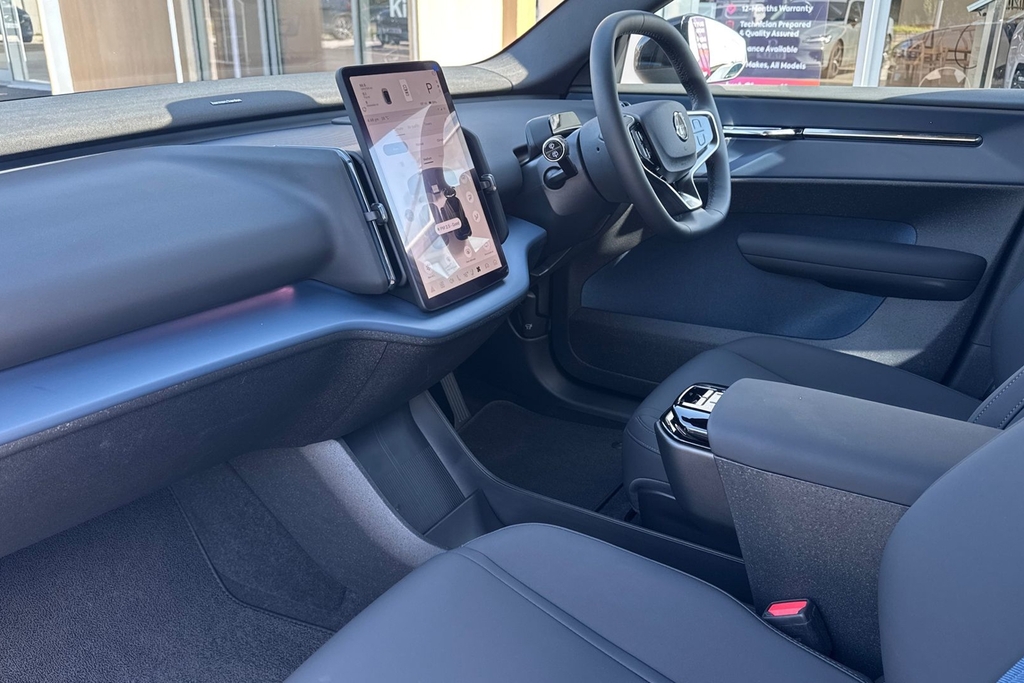 Volvo EX30 Plus Black #2