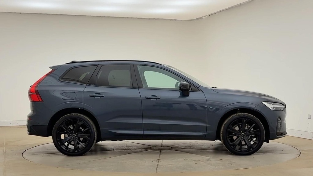 Volvo XC60 Plus Black Edition Blue #2