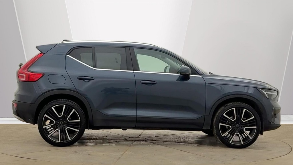 Volvo XC40 Ultra Bright Blue #2