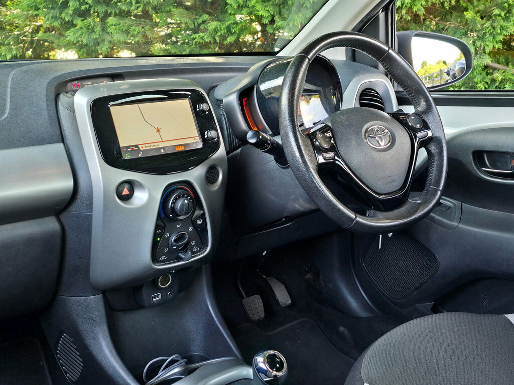 Toyota Aygo 1.0 Vvt-i X-play X-shift Euro 6 White #4