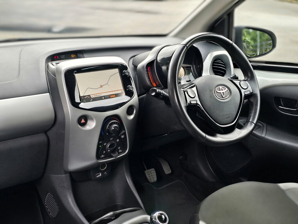 Toyota Aygo 1.0 Vvt-i X-play X-shift Euro 6 White #2