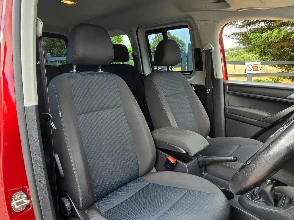 Volkswagen Caddy Maxi Life Tdi Dsg Red #9