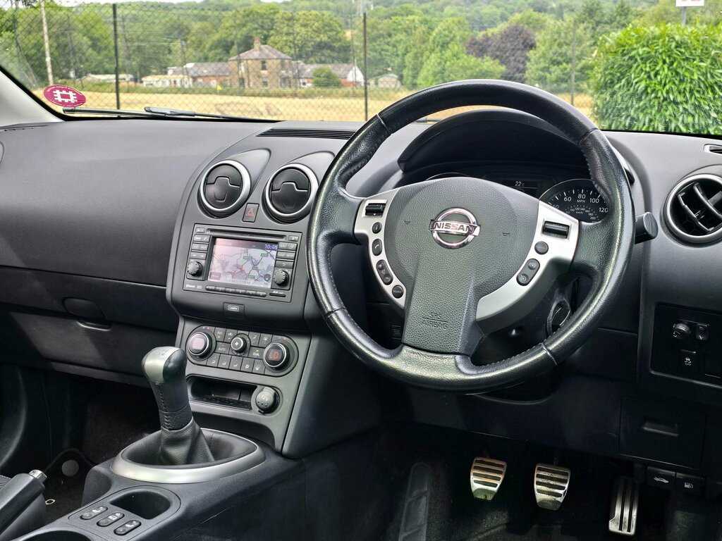 Nissan Qashqai Hatchback Black #8