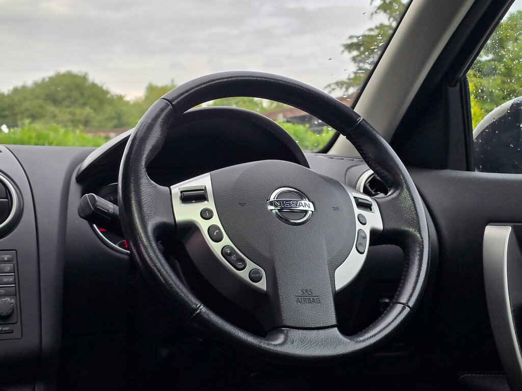 Nissan Qashqai Hatchback Black #5