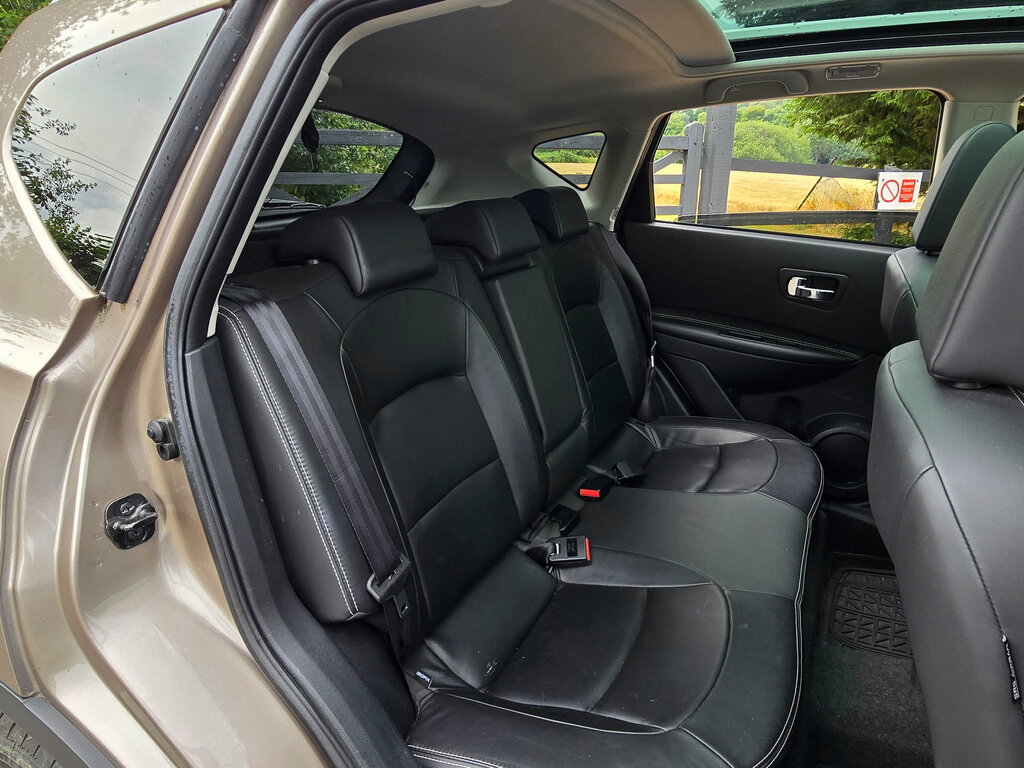 Nissan Qashqai Hatchback Black #10