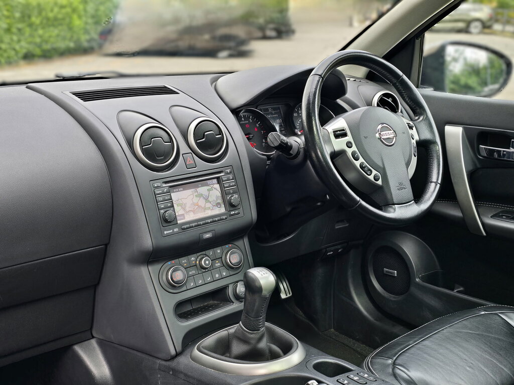 Nissan Qashqai Hatchback Black #2