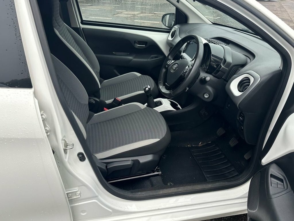 Toyota Aygo 1L X-trend White #3