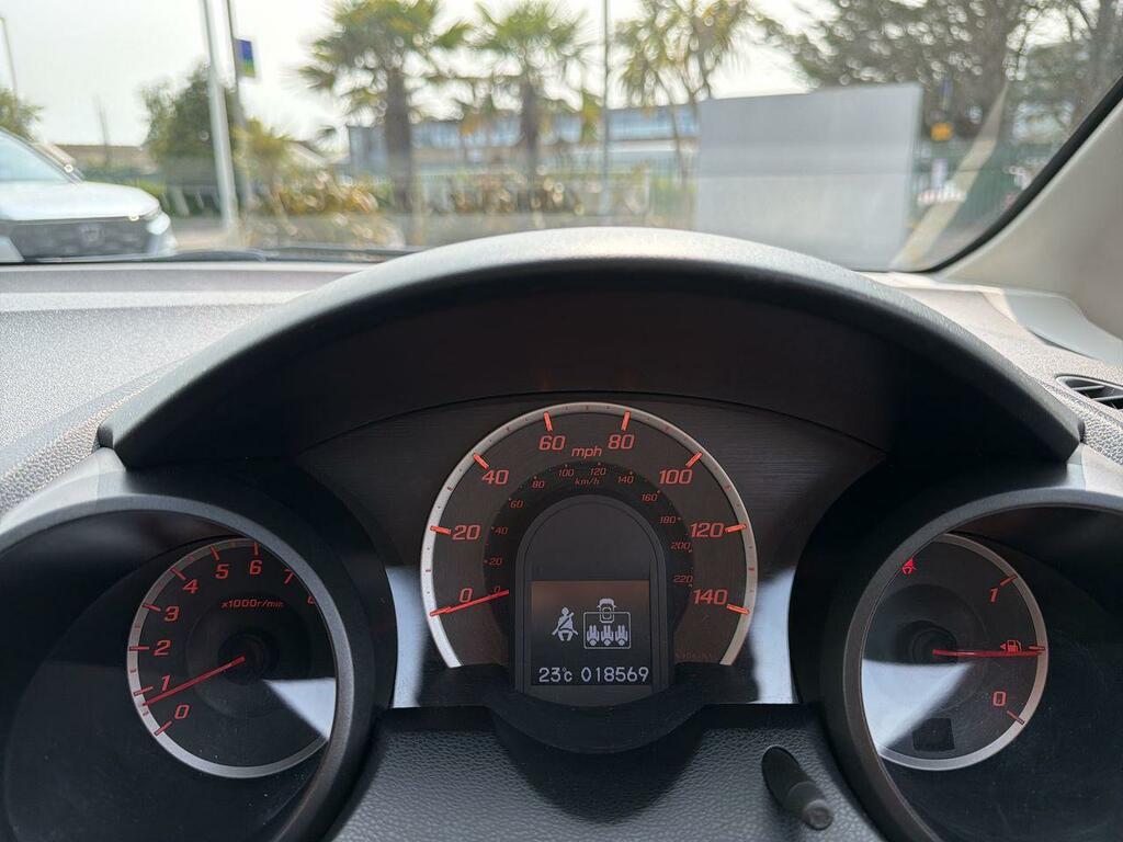 Honda Jazz I-vtec Es White #11