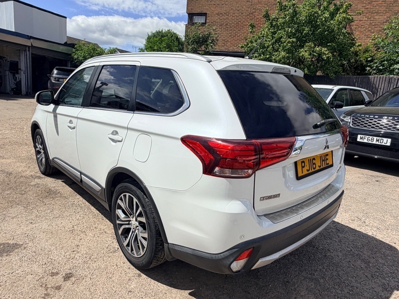 Mitsubishi Outlander Di-d Gx 3 White #4