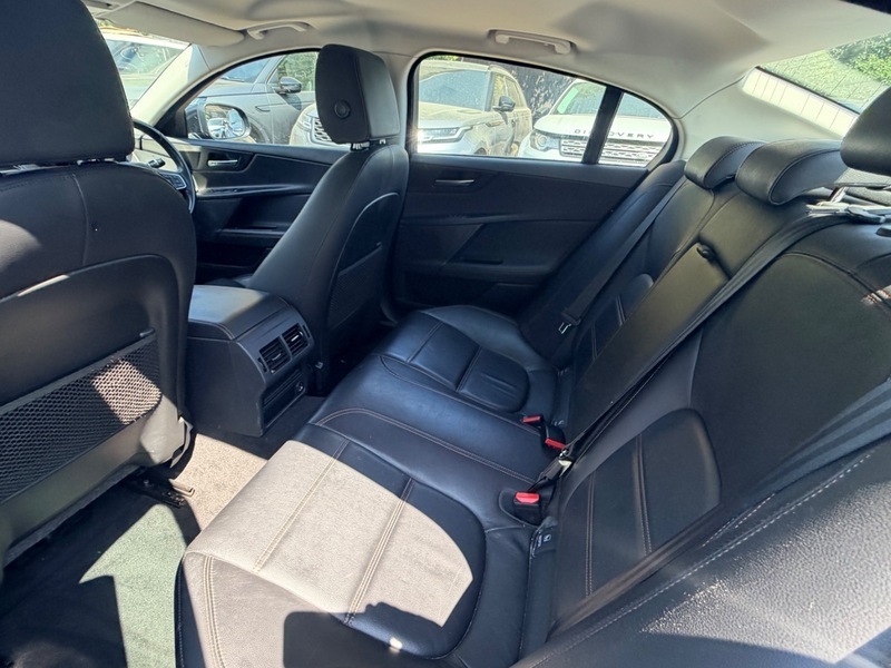 Jaguar XE Prestige Black #2